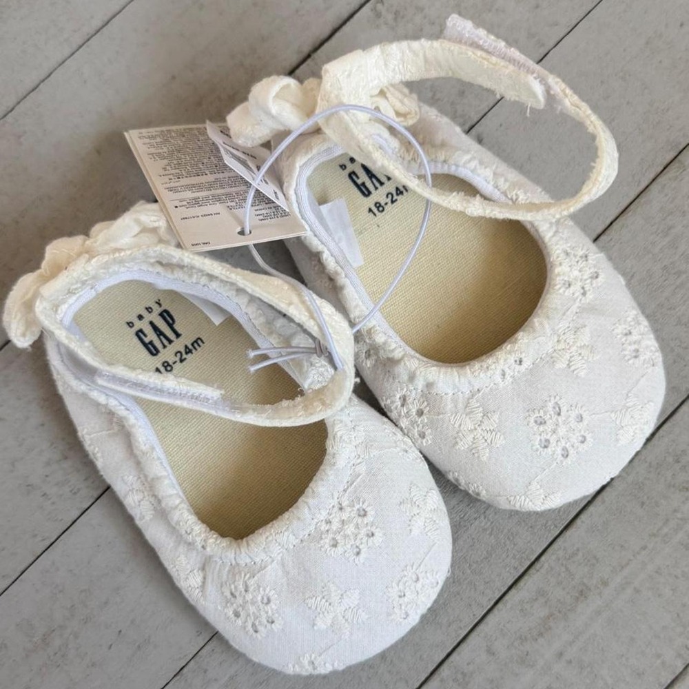 Baby Gap White Eyelet Lace Baby Shoes 18-24mos
